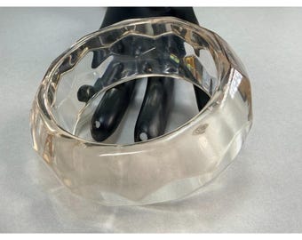 Bracelet jonc vintage en lucite transparente à facettes, aspect cristal, gros diamants