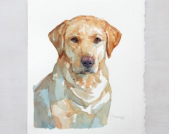 Może przedstawiać: Obraz akwarelowy przedstawiający żółtego psa rasy Labrador Retriever. Pies ma brązowe oczy i różowy nos. Dzieło sztuki znajduje się na białym tle z teksturowaną krawędzią. Sierść psa jest namalowana w odcieniach żółci, brązu i błękitu.