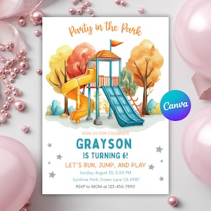 Könnte beinhalten: Eine Geburtstagseinladung mit einer Spielplatzillustration. Die Einladung lautet "Party in the Park" und enthält Details zum 6. Geburtstag von Grayson. Das Design zeigt eine gelbe Rutsche, eine blaue Rutsche und Bäume in Herbstfarben.