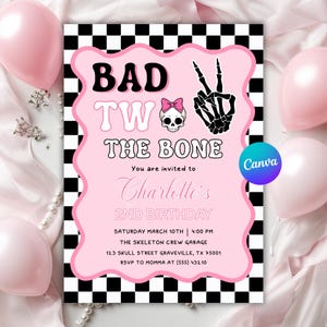 Könnte beinhalten: Rosa-schwarze Geburtstagseinladung mit dem Text "BAD TW THE BONE". Die Einladung enthält eine Skeletthand, die ein Friedenszeichen macht, einen Totenkopf mit einer Schleife und den Text "Charlotte's 2nd Birthday".