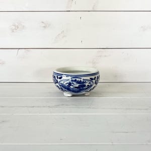 Maceta pequeña vintage azul y blanca de estilo chinoiserie con base.