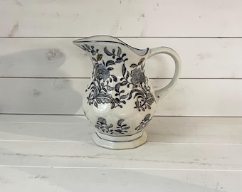 Vintage blå och vit blommig kanna