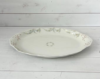 Plato antiguo de porcelana de Siracusa: flores azules y detalles dorados estilo Art Nouveau
