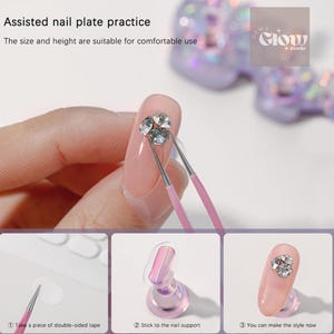 Puede incluir: Tres pasos para practicar el arte de las u&ntilde;as usando un soporte de placa de u&ntilde;as transparente. El paso uno muestra un trozo de cinta adhesiva de doble cara. El paso dos muestra el soporte de placa de u&ntilde;as con una placa de u&ntilde;as transparente. El paso tres muestra una u&ntilde;a terminada con diamantes de imitaci&oacute;n.