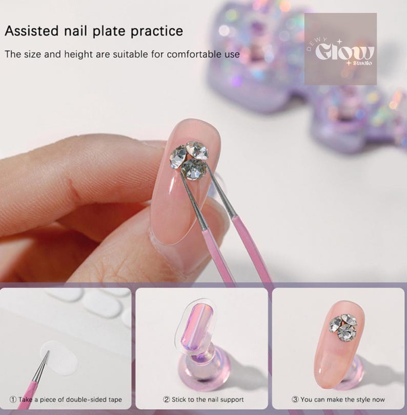 Puede incluir: Tres pasos para practicar el arte de las u&ntilde;as usando un soporte de placa de u&ntilde;as transparente. El paso uno muestra un trozo de cinta adhesiva de doble cara. El paso dos muestra el soporte de placa de u&ntilde;as con una placa de u&ntilde;as transparente. El paso tres muestra una u&ntilde;a terminada con diamantes de imitaci&oacute;n.
