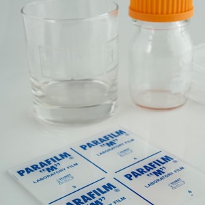 Sous-verre en acrylique sur le thème des films de laboratoire - Cadeau idéal pour les scientifiques en biologie, chimie et autres matières scientifiques.