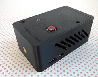 Carcasa para cámara Raspberry Pi 5 con soporte para trípode y ventilación, compatible con todos los módulos de cámara.