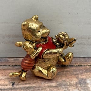 Broche vintage Disney Ursinho Pooh e Leitão, esmalte vermelho dourado com sapo