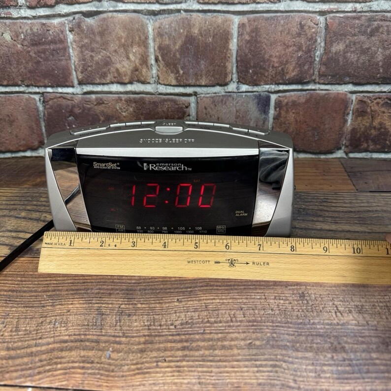 Emerson Research CKS5055S Dual Alarm Clock AM/FM Radio Smart Time Set- TESTED! image 2