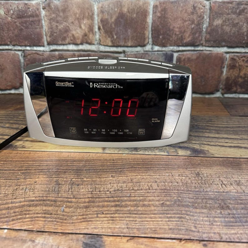 Emerson Research CKS5055S Dual Alarm Clock AM/FM Radio Smart Time Set- TESTED! image 1
