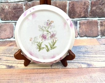 Antieke Three Crown China theepotonderzetter van porselein met bloemenmotief, gemaakt in shabby chic stijl, Duitsland.
