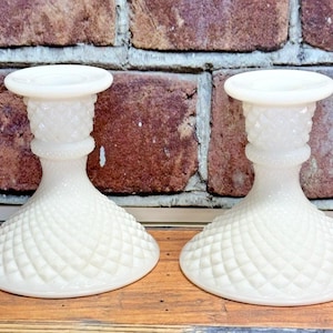 Par de candelabros de vidrio lechoso con forma de diamante y diseño inglés Westmoreland de MCM