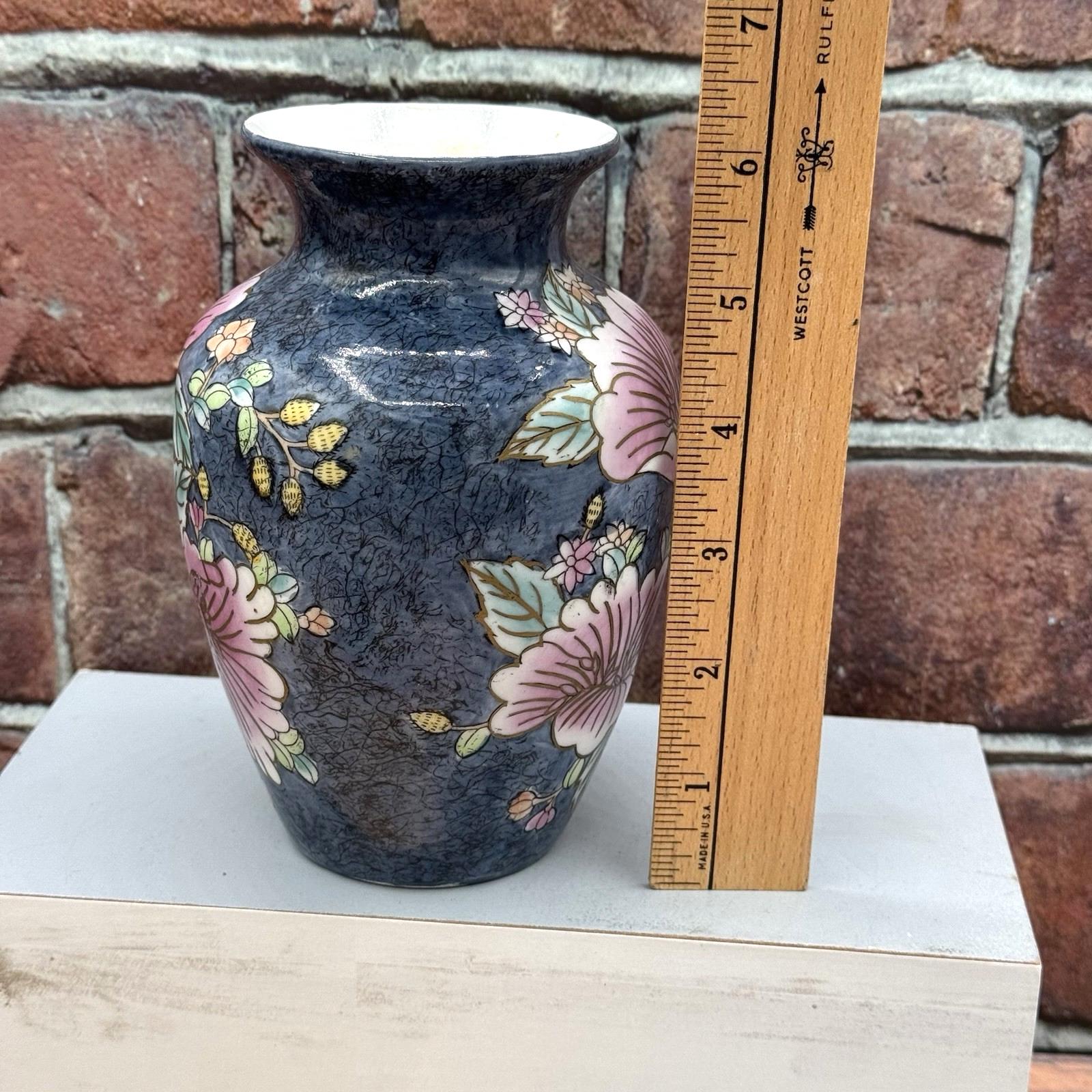 手描き花柄の磁器花瓶 手描き花柄の磁器花瓶 ヴィンテージ中国製磁器花瓶 手描き花柄 蓮 青