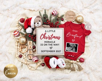 Może przedstawiać: Czerwone body niemowlęce z napisem Baby Bradford i sercem, tablica z literami o treści A LITTLE Christmas MIRACLE IS ON THE WAY! SEPTEMBER 2027, szydełkowy miś w czapce Mikołaja, drewniane klocki, bombki oraz buciki niemowlęce.