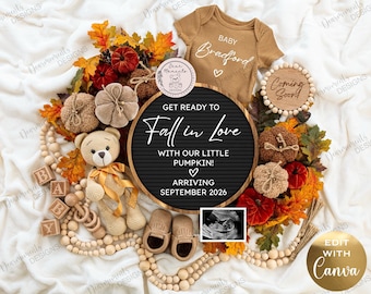 Könnte beinhalten: Herbstliche Schwangerschaftsankündigung mit einer Tafel mit der Aufschrift "Mach dich bereit, dich in unseren kleinen Kürbis zu verlieben! Ankunft September 2026." Enthält einen Baby-Body, Ultraschallbild, Teddybär, Kürbisse und Herbstblätter.