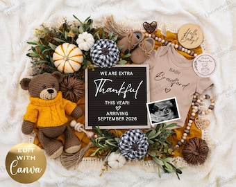 Peut inclure: Annonce de grossesse sur le thème de l'automne. L'image présente un ours en peluche crocheté, des chaussures de bébé et un body. Le texte indique "WE ARE EXTRA THANKFUL THIS YEAR! ARRIVING SEPTEMBER 2026". Comprend une échographie, des citrouilles et du feuillage.