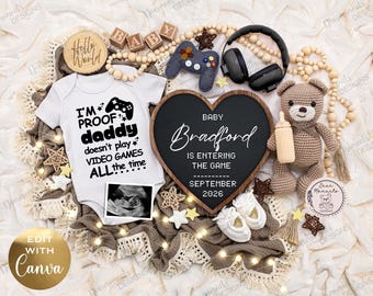 Op de afbeelding: Een baby aankondiging met een witte romper met de tekst "I'M PROOF daddy doesn't play VIDEO GAMES ALL the time." Een hartvormig schoolbord kondigt "Baby Bradford is entering the game September 2026." aan.