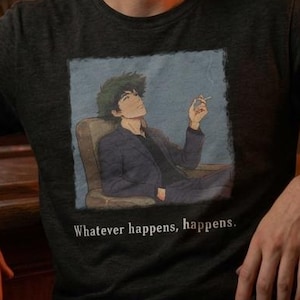 Puede incluir: Camiseta negra con una ilustración de una persona con sombrero, con el texto "Whatever happens, happens." El fondo muestra un bar con letreros de neón y decoración retro.