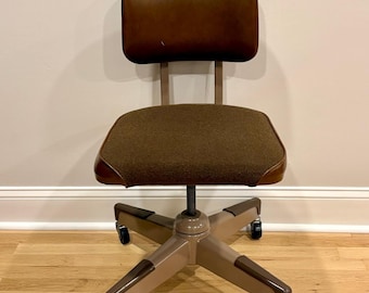 Silla giratoria de oficina con base de hélice Globe, estilo industrial MCM, año 1988.