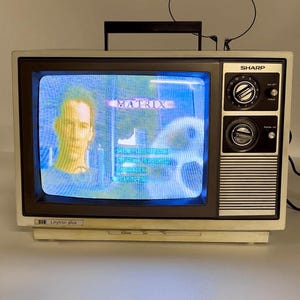Televisore CRT Sharp 13F22 Linytron Plus da 13 pollici, modello vintage del 1981, per videogiochi retrò.