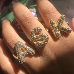 Anillo de oro con inicial personalizado para mujer, chapado en oro de 14 quilates, ajustable, con letra de diamante de imitación, ideal como regalo de cumpleaños o Navidad.