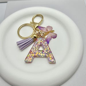Llavero personalizado con inicial de borla de mariposa morada, llavero de resina con letra personalizada, regalo para ella, regalo de cumpleaños, propuesta de dama de honor