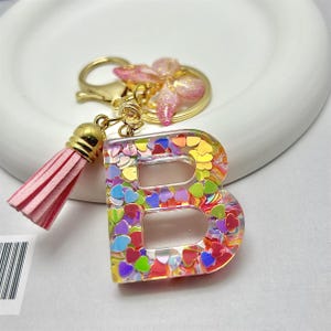 Llavero personalizado con letra de mariposa rosa, llavero de resina con inicial, regalo para ella, regalo de cumpleaños, propuesta de dama de honor, regalo de boda