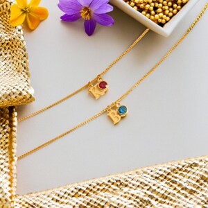 Collar con inicial de oro y piedra de nacimiento: delicada letra de piedra preciosa personalizada, cadena de caja, regalo de cumpleaños y Navidad para ella, mamá o amiga.