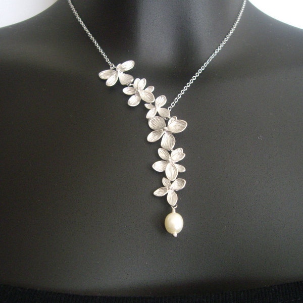 Asymmetrical flowers cascade necklace in white gold (N129)