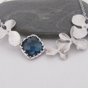 Flowers cascade necklace with sapphire framed glass stone in white gold (N106)