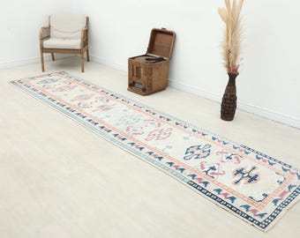 Tappeto turco unico con motivo geometrico tribale, 91 x 366 cm / Lana nei toni tenui dell'avorio, blu e rosa / Decorazione vintage boho per corridoio e ingresso.
