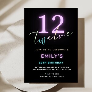 K&ouml;nnte beinhalten: Eine rechteckige Geburtstagseinladungskarte mit schwarzem Hintergrund und dem neonfarbenen Text 12 twelve in Lila und Blau. Die Karte enth&auml;lt den Text JOIN US TO CELEBRATE EMILY'S 12TH BIRTHDAY sowie Veranstaltungsdetails f&uuml;r den 25. August um 18:30 Uhr.