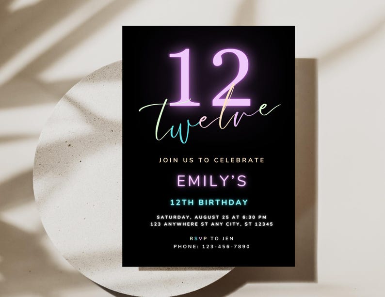 K&ouml;nnte beinhalten: Eine rechteckige Geburtstagseinladungskarte mit schwarzem Hintergrund und dem neonfarbenen Text 12 twelve in Lila und Blau. Die Karte enth&auml;lt den Text JOIN US TO CELEBRATE EMILY'S 12TH BIRTHDAY sowie Veranstaltungsdetails f&uuml;r den 25. August um 18:30 Uhr.