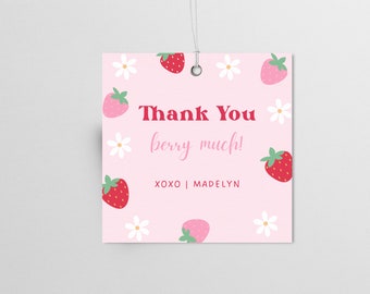 Puede incluir: Etiqueta de agradecimiento rosa con un patrón de fresas y flores. El texto dice "Thank You berry much! XOXO | MADELYN"