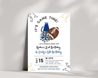 Puede incluir: ¡Es hora de jugar! Invitación para el 2º cumpleaños de Kaden y el 5º cumpleaños de Emily. La invitación presenta un megáfono de animadora azul y dorado y una pelota de fútbol marrón. El evento se llevará a cabo en The Miller's Backyard el 15 de octubre a las 2 PM.