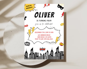 Pode incluir: Um convite para uma festa de aniversário com tema de super-herói para o quarto aniversário de Oliver. O convite apresenta uma cidade, balões de fala de quadrinhos e o texto "Calling all Superheros! Oliver is turning four! Join us to celebrate! December 7th | 2PM to 4PM 123 Harbor Drive San Diego, CA 12345 RSVP to Jen +544.366.2525"