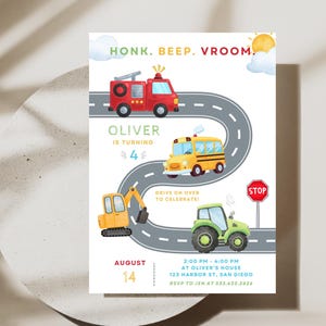 Könnte beinhalten: Eine Geburtstagseinladung mit einem Straßenmotiv und Illustrationen eines Feuerwehrautos, eines Schulbusses, eines Baggers und eines Traktors. Der Text lautet "HONK. BEEP. VROOM." und "OLIVER wird 4". Das Datum ist der 14. August.