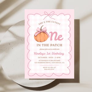 Peut inclure: Invitation rose et blanche à motif vichy avec des bords festonnés. L'invitation indique "She's the Cutest One in the Patch" et "Kinsley's 1st Birthday". Une citrouille orange avec un nœud rose est au centre. Détails de l'événement inclus.