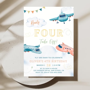 Puede incluir: Una invitación de cumpleaños con temática de avión azul y amarillo para un 4º cumpleaños. La invitación dice "¡Listos para el despegue!" e incluye la fecha y la hora de la fiesta.