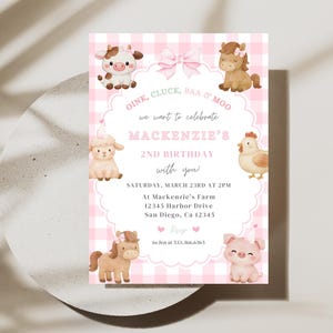 Puede incluir: Una invitación con estampado de cuadros rosas y blancos con ilustraciones de animales de granja. El texto dice: "Oink, Cluck, Baa & Moo, ¡queremos celebrar el 2º cumpleaños de Mackenzie contigo!" e incluye detalles del evento.