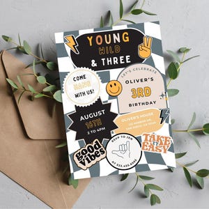 Może przedstawiać: Zaproszenie na przyjęcie urodzinowe z szachownicowym tłem i kolorowymi naklejkami. Zaproszenie zawiera napis "Young Wild & Three" oraz "Let's Celebrate Oliver's 3rd Birthday".