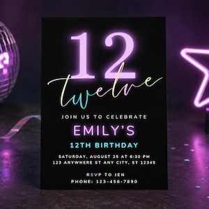 K&ouml;nnte beinhalten: Eine schwarze, rechteckige Geburtstagseinladungskarte mit neonfarbenem Text, der 12 twelve, JOIN US TO CELEBRATE EMILY'S 12TH BIRTHDAY, SATURDAY, AUGUST 25 AT 6:30 PM, 123 ANYWHERE ST ANY CITY, ST 12345, RSVP TO JEN, PHONE: 123-456-7890 lautet.