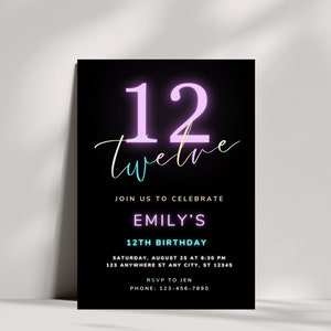 K&ouml;nnte beinhalten: Eine rechteckige Geburtstagseinladungskarte mit schwarzem Hintergrund. Das Design zeigt die gro&szlig;e Zahl 12 im Neon-Stil in Helllila, das Wort twelve in Schreibschrift und den Text: JOIN US TO CELEBRATE EMILY'S 12TH BIRTHDAY, SATURDAY, AUGUST 25 AT 6:30 PM, 123 ANYWHERE ST ANY CITY, ST 12345, RSVP TO JEN, PHONE: 123-456-7890.