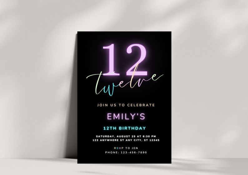K&ouml;nnte beinhalten: Eine rechteckige Geburtstagseinladungskarte mit schwarzem Hintergrund. Das Design zeigt die gro&szlig;e Zahl 12 im Neon-Stil in Helllila, das Wort twelve in Schreibschrift und den Text: JOIN US TO CELEBRATE EMILY'S 12TH BIRTHDAY, SATURDAY, AUGUST 25 AT 6:30 PM, 123 ANYWHERE ST ANY CITY, ST 12345, RSVP TO JEN, PHONE: 123-456-7890.