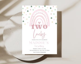 Pode incluir: Um convite rosa e verde com um arco-íris e o texto "two lucky" e "Maddie's 2nd birthday".