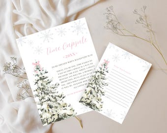 Puede incluir: Un juego de cápsula del tiempo con un diseño de árbol de Navidad en acuarela. La tarjeta principal dice "Time Capsule" e incluye espacio para un mensaje. Se incluye una tarjeta más pequeña para una carta personal.