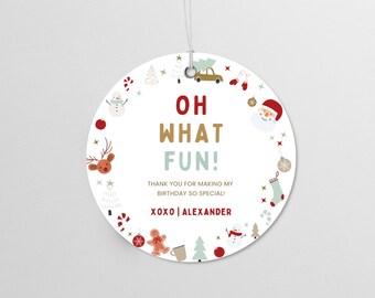 Może przedstawiać: Biała okrągła etykieta z motywem świątecznym w kolorze czerwonym i zielonym. Na niej napis "Oh What Fun!" i "Thank you for making my birthday so special! XOXO | Alexander".