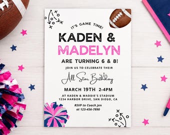 Puede incluir: Una tarjeta de invitación de cumpleaños rectangular con fondo blanco y gráficos de fútbol americano, incluyendo un balón marrón, diagramas de juego negros y pompones rosas y azul marino. El texto dice: IT'S GAME TIME! KADEN & MADELYN ARE TURNING 6 & 8! JOIN US TO CELEBRATE THEIR All Star Birthday MARCH 19TH 2-4PM AT KADEN & MADDIE'S STADIUM 1234 HARBOR DRIVE, SAN DIEGO, CA RSVP to Coach Jen at 123-456-7890.