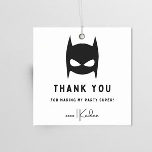 Könnte beinhalten: Schwarz-weißes Dankeschön-Etikett mit einer Superhelden-Masken-Illustration. Der Text lautet "Vielen Dank, dass du meine Party super gemacht hast! xoxo Kaden".