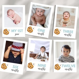 Może przedstawiać: Zestaw 6 kart fotograficznych z miesięcznymi kamieniami milowymi dziecka. Każda karta zawiera zdjęcie dziecka, grafikę ciasteczka z kawałkami czekolady i wiek dziecka w miesiącach. Karty są wydrukowane na białym kartonie z niebieskim i brązowym tekstem. Tekst na kartach brzmi: "Mój 1 rok", "Jeden miesiąc", "Trzy miesiące", "Sześć miesięcy", "Dziewięć miesięcy" i "Dwanaście miesięcy".